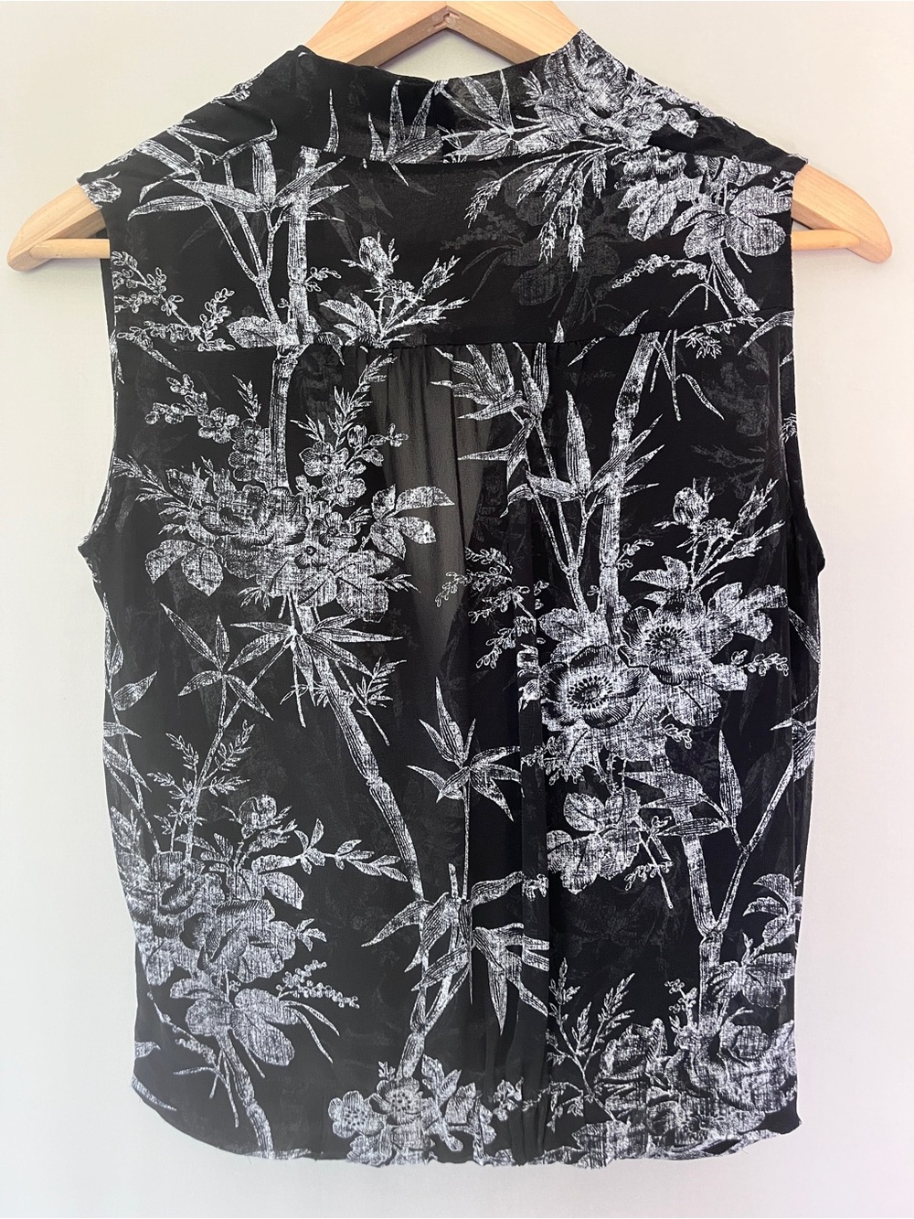 Aritzia Babaton 100% Silk Sleeveless Wrap Top Black Botanical Print Size M - Picture 2 of 8